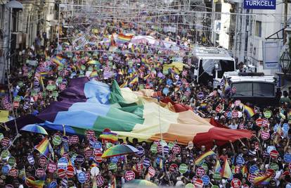 Gay pride u Istanbulu: Deseci tisuća građana izašli na ulice