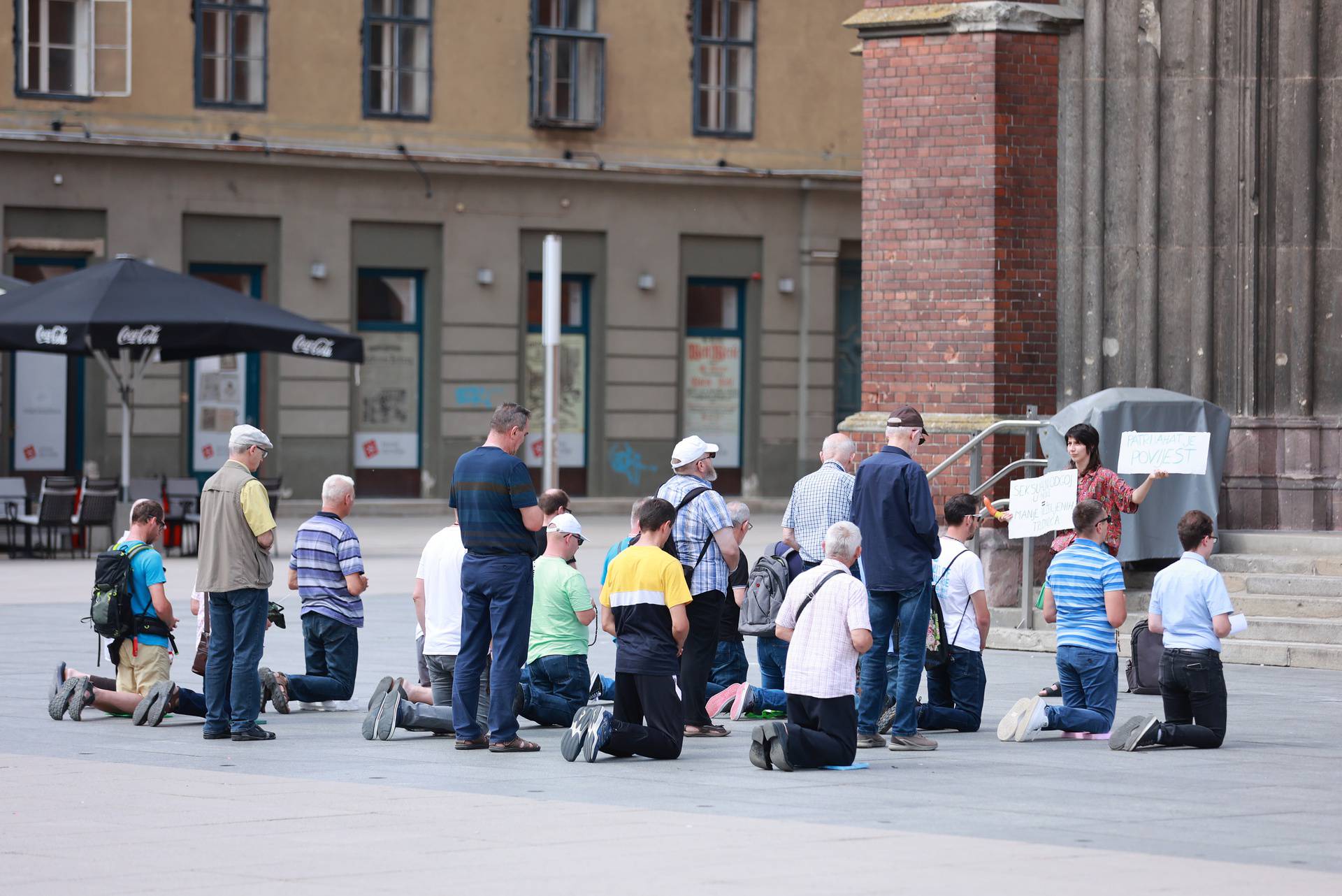 Osijek: Žena s transparentima stajala spred muškaraca tijekom molitve