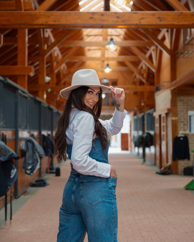 FOTO Hrvatica 'privodi' zvijezde FNC-a pred kameru, odjenula i dres Partizana: 'Neki će hejtati'