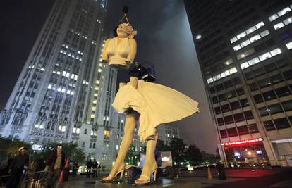 Kip Marilyn Monroe  'odvezli' iz Chicaga: Virili joj pod suknju