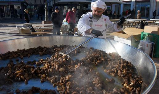 FOTO U Puli podijeljeno vi&scaron;e od 350 porcija njoka s divlja&ccaron;i
