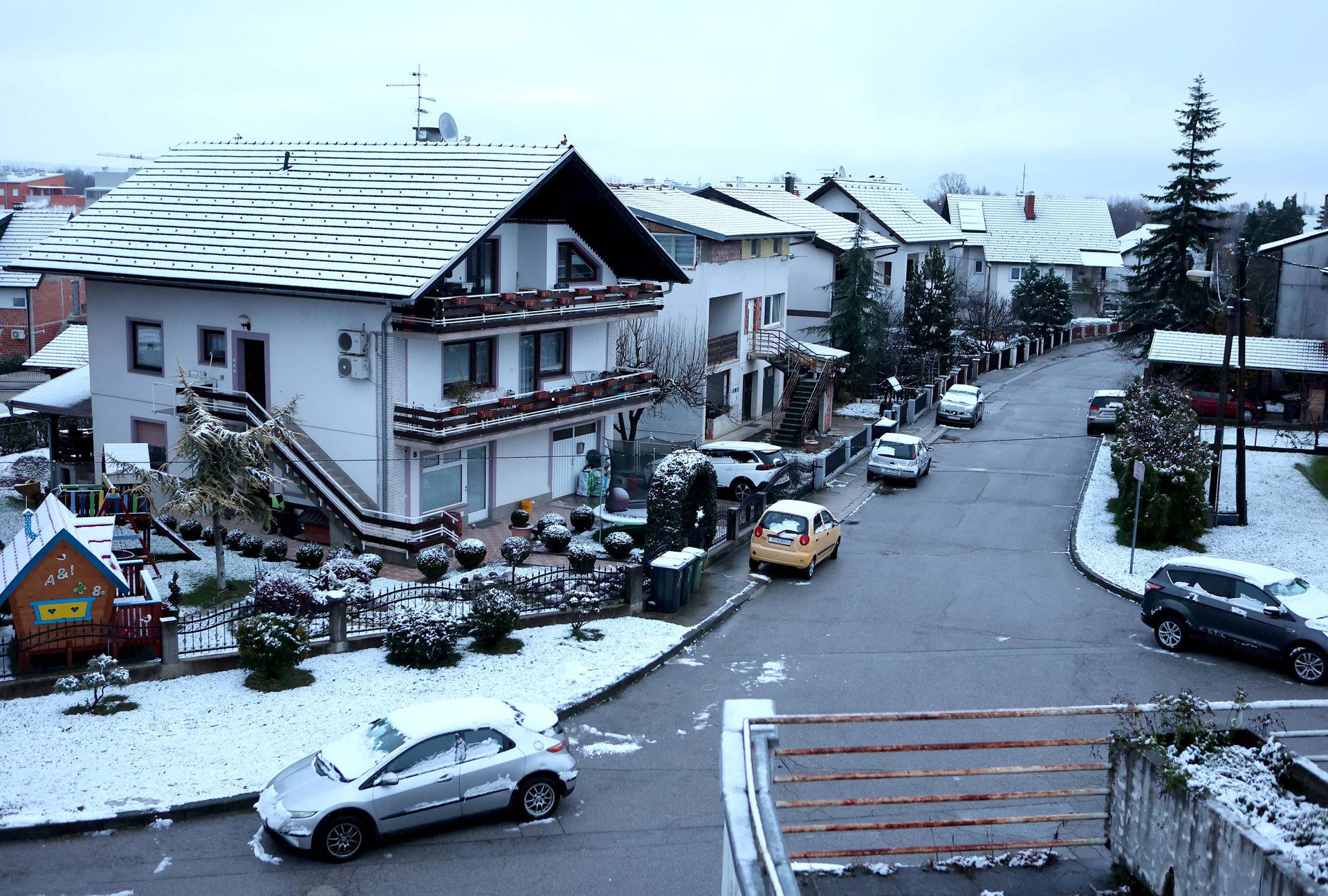 Snijeg zabijelio automobile i krovove u Samoboru