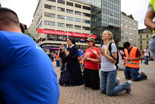 Zagreb: Dolazak hodočasnika Antunovskog hoda na Trg bana Josipa Jelačića