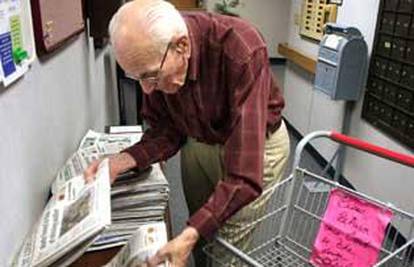 SAD: Starac od 102  besplatno raznosi novine