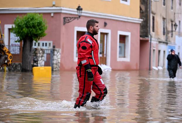 Obrovac: Građani uz pomoć vatrogasaca i dalje se bore s vodom u poplavljenom Obrovcu