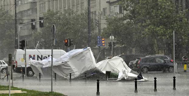 Šatorsko naselje ispred Narodne skupštine Republike Srbije nije izdržalo nevrijeme koje je pogodilo Beograd