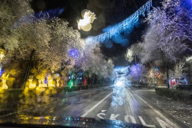 U Kninu je počela padati ledena kiša