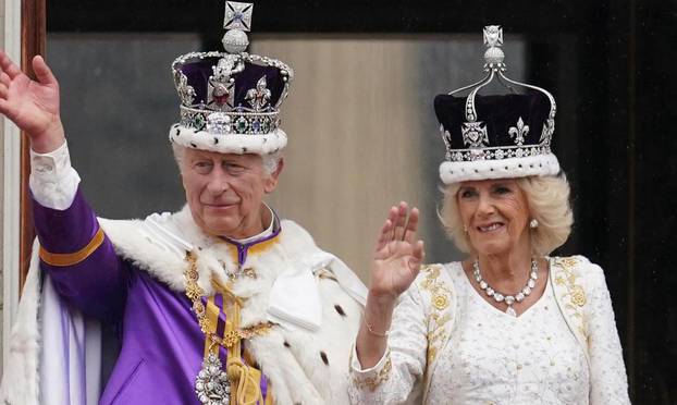 Kralj Charles III I kraljica  Camilla s balkona pala?e pozdravili okupljene