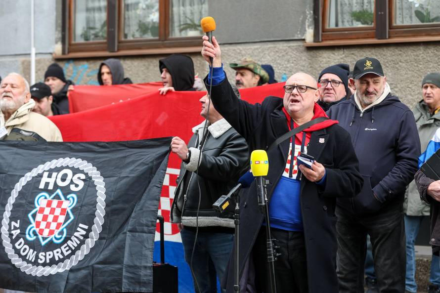 Prosvjednici  su stigli pred stan Tomislava Tomaševića i najavili  da će pjevati Thompsonove pjesme 