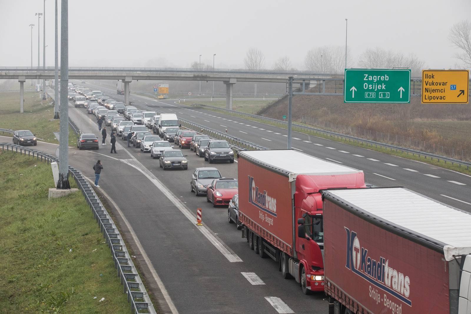 Satima se čeka na graničnom prijelazu Bajakovo na izlazu iz zemlje prema Srbiji