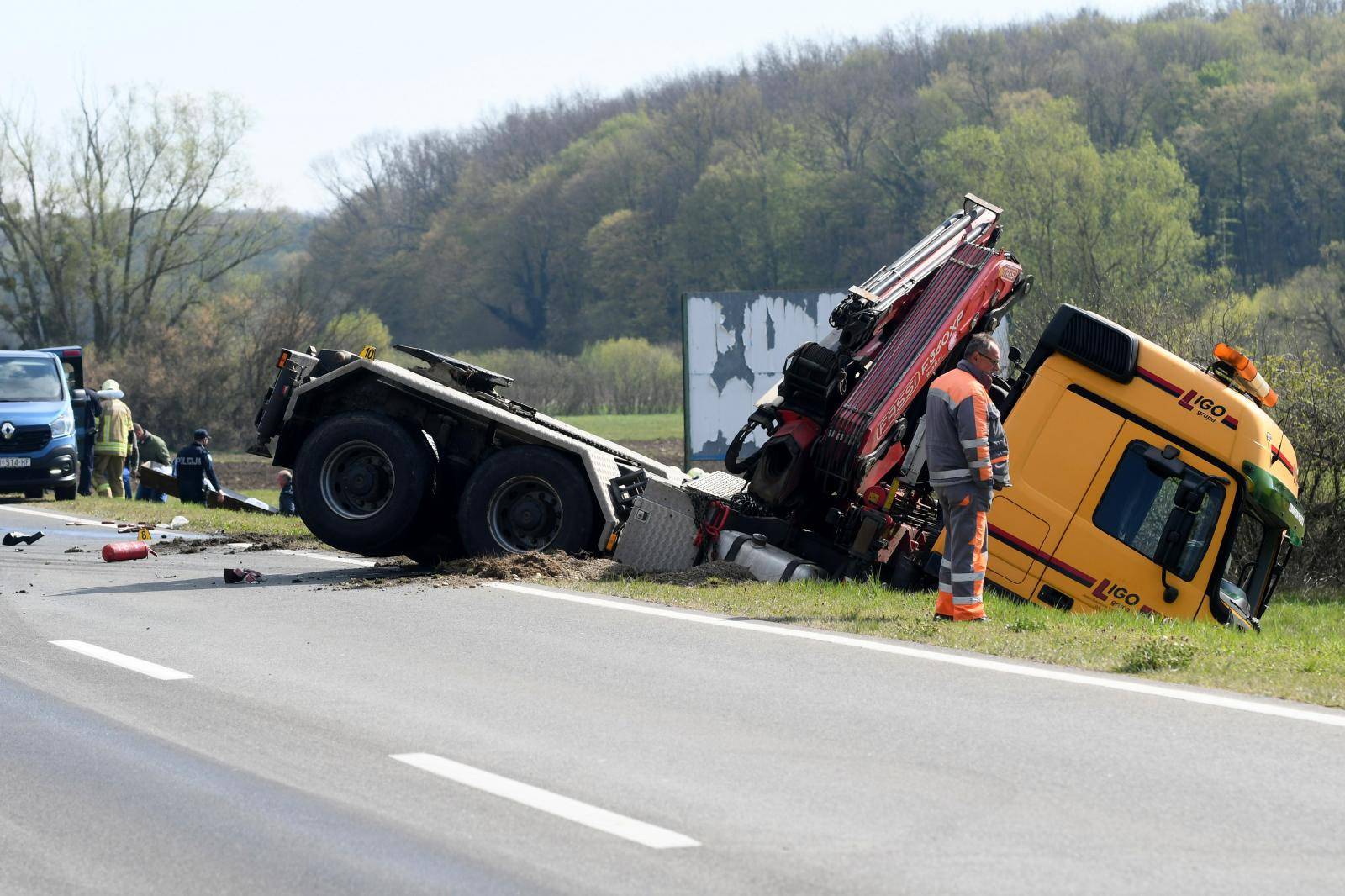 U prometnoj nesreći kod Bjelovara poginule su dvije osobe, sudarili su se automobil i kamion