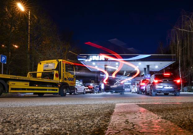 Zagreb: Gužve na benzinskim postajama zbog sutrašnjeg poskupljenja goriva