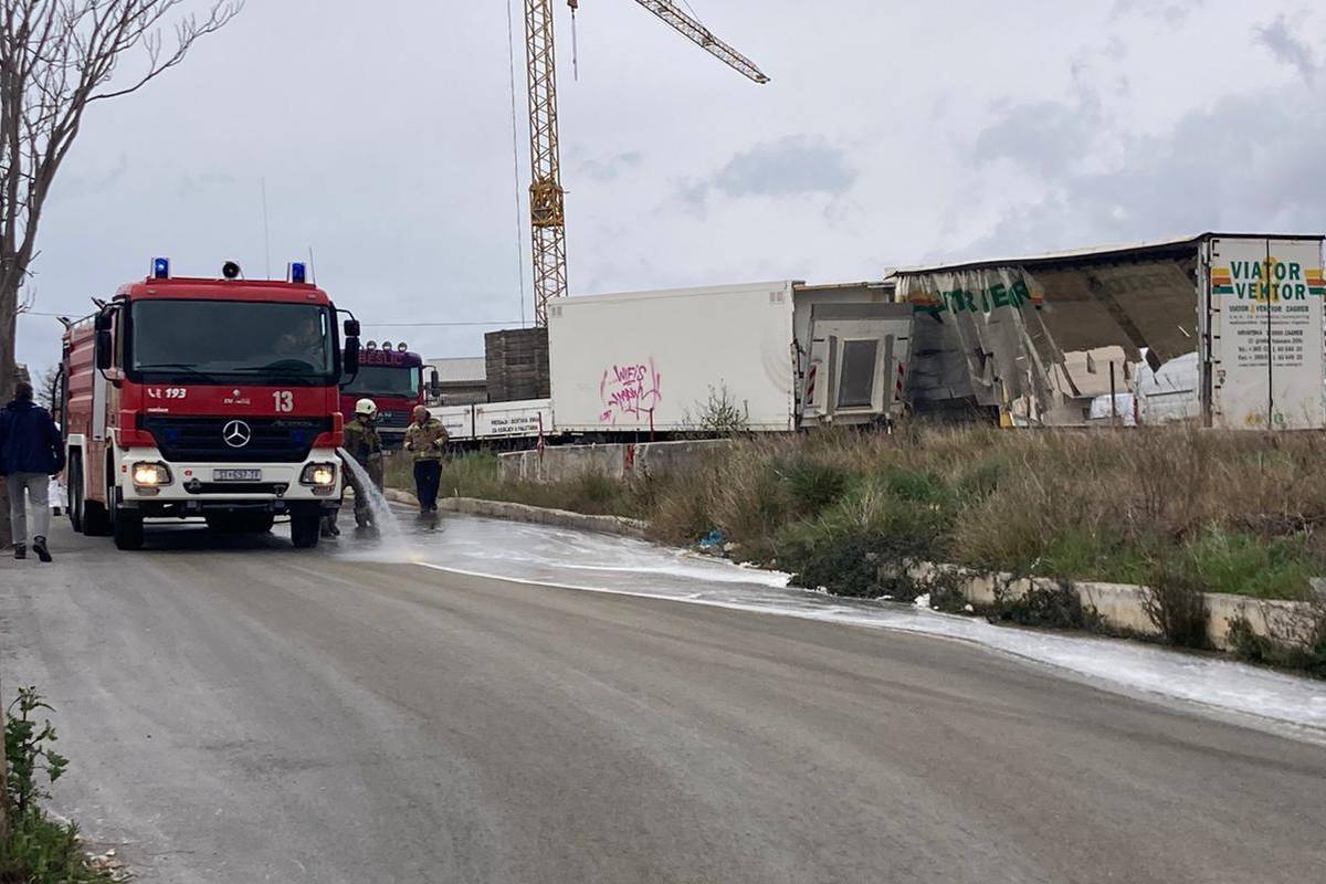 Netko na splitskim Stinicama izlio kiselinu? Vatrogasci ispiru cestu, a policija sve istražuje