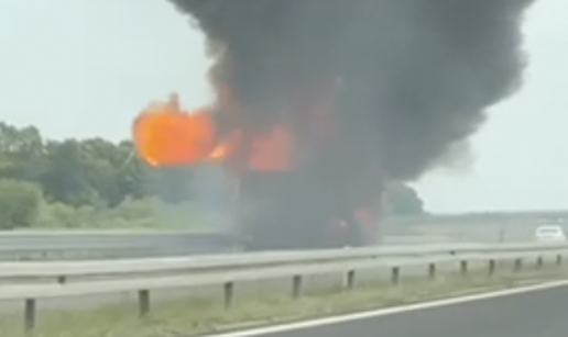 VIDEO Zapalilo se vozilo na A4: 'Gusti crni dim širi se nebom'