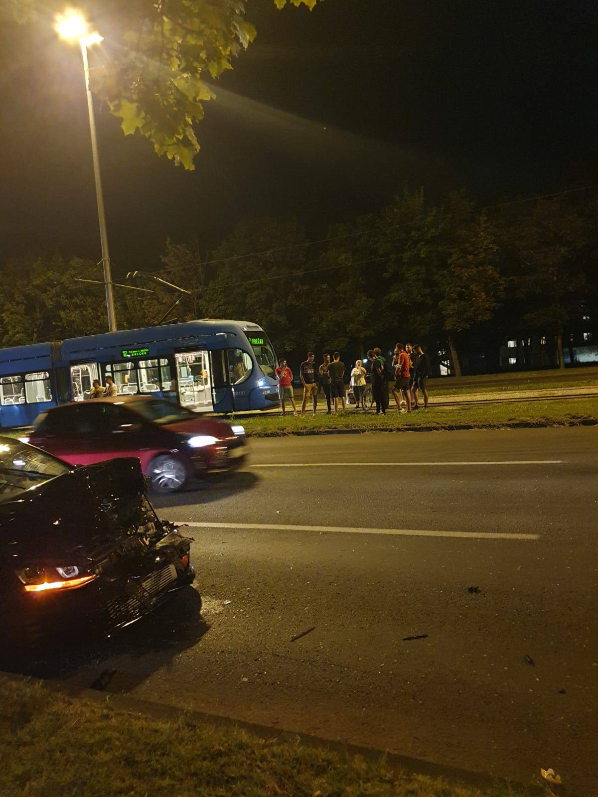 VIDEO Krš i lom u Zagrebu: Auto se odbio od rubnika u tramvaj