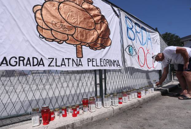 Split: Mirni prosvjed "Ispraćaj Pelegrinke", građani šetnjom preko pješačkog prijelaza zaustavljali promet