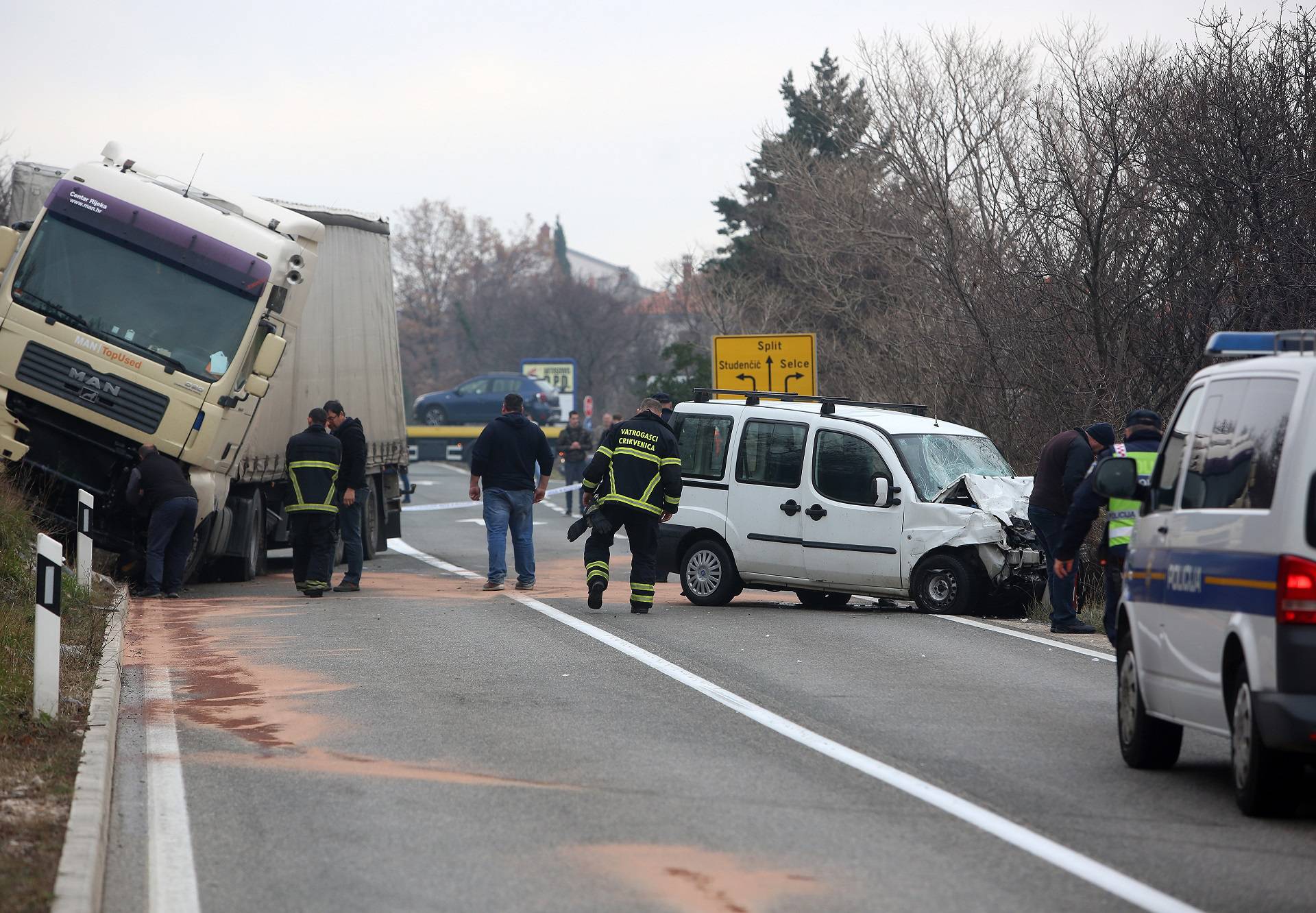 Iznad Selca u sudaru kamiona i dostavnog vozila jedna je osoba prevezena u bolnicu