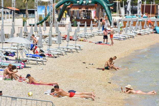 Malobrojni gosti odmaraju se na plaž Zrče
