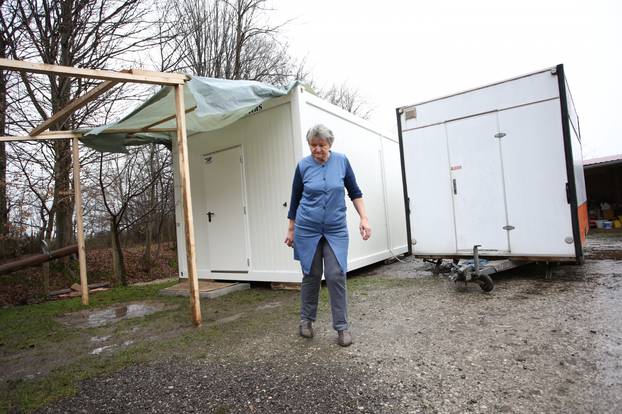 Mala Gorica: Obitelj Hajdinjak morala je zbog čestog pojavljivanja vode u kući preseliti u kontejner