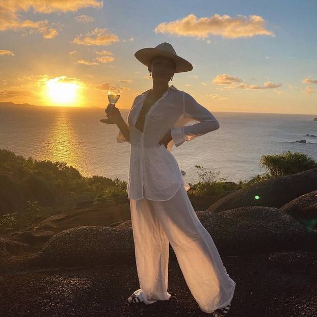 FOTO Bivša konobarica se zbog Benzeme preobratila na islam, rodila mu i dijete. Prekinuli su