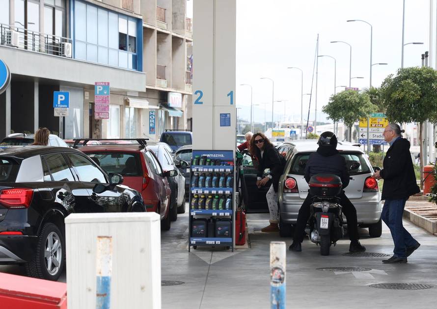 Šibenik: Po?ele su gužve na benzinskim postajama uo?i najavljenog poskupljenja goriva