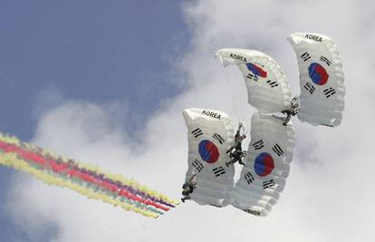 Vojska Južne Koreje izvela spektakularnu paradu