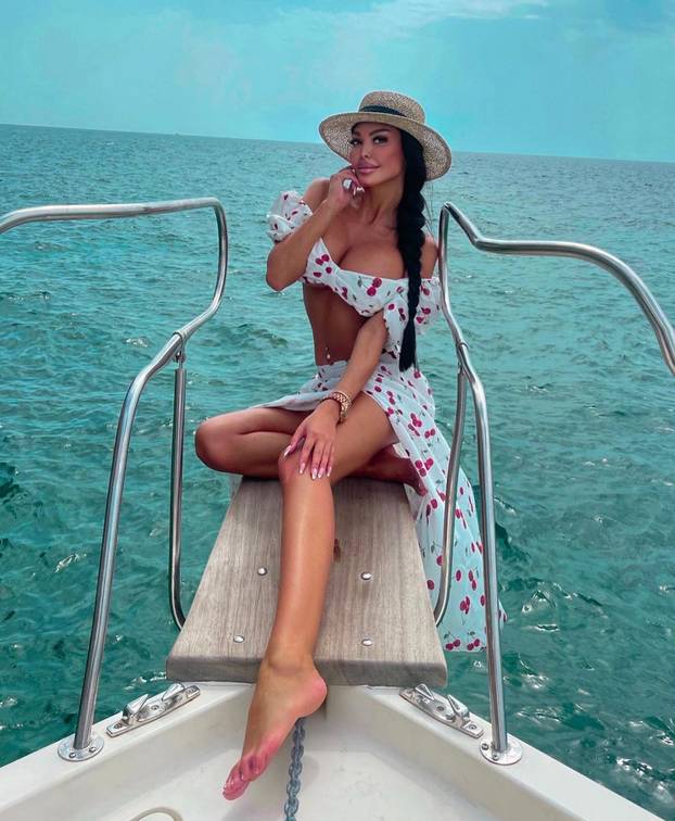 ŠIRI SE FOTKA Srpska starleta na plaži: 'Kakva joj je to kvrga na stražnjici? Neka tuži kirurga!'