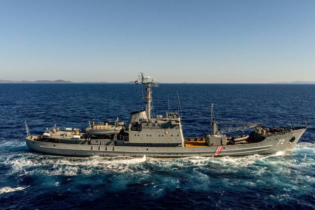 Split: Pogled iz zraka na Hrvatsku ratnu mornaricu koja izvodi vježbu za vojni Mimohod 2025. 