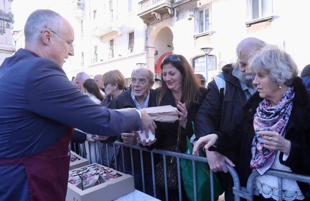 U Splitu građanima podijeljeno pet tisuća porcija bakalara i fritula