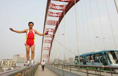 Svako jutro trči po ogradi mosta širokoj deset cm