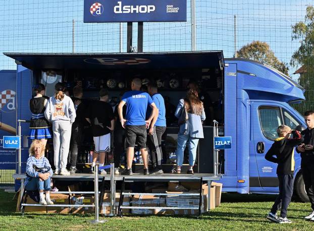 FOTO Dinamo zaplavio Dubravu i uveličao stoljeće nogometa u tom kraju. Pogledajte galeriju