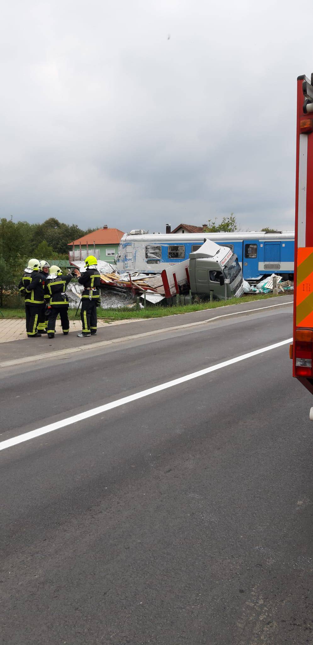 VIDEO Vlak naletio na kamion u Požegi, ozlijeđeno dvoje ljudi