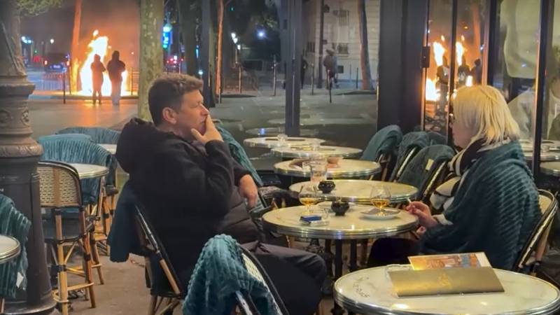 VIDEO Kraj njih gori, nasilje je posvuda, ali to ih ne dira: Usred pariškog kaosa uživaju u piću...
