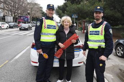 Dan žena i u prometu: Šibenski policajci davali ruže vozačicama