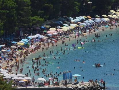 Krcata plaža u Baškoj Vodi, ogromna kolona do Makarske