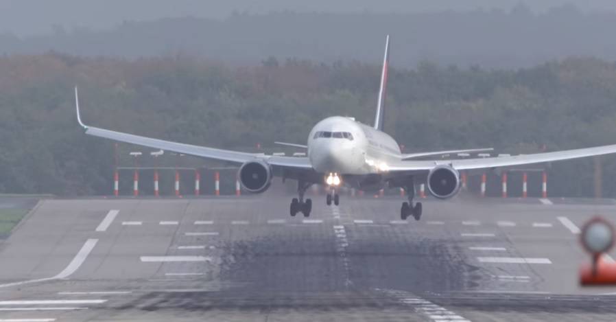 Muke po slijetanju: Jak vjetar bacao je avion na sve strane