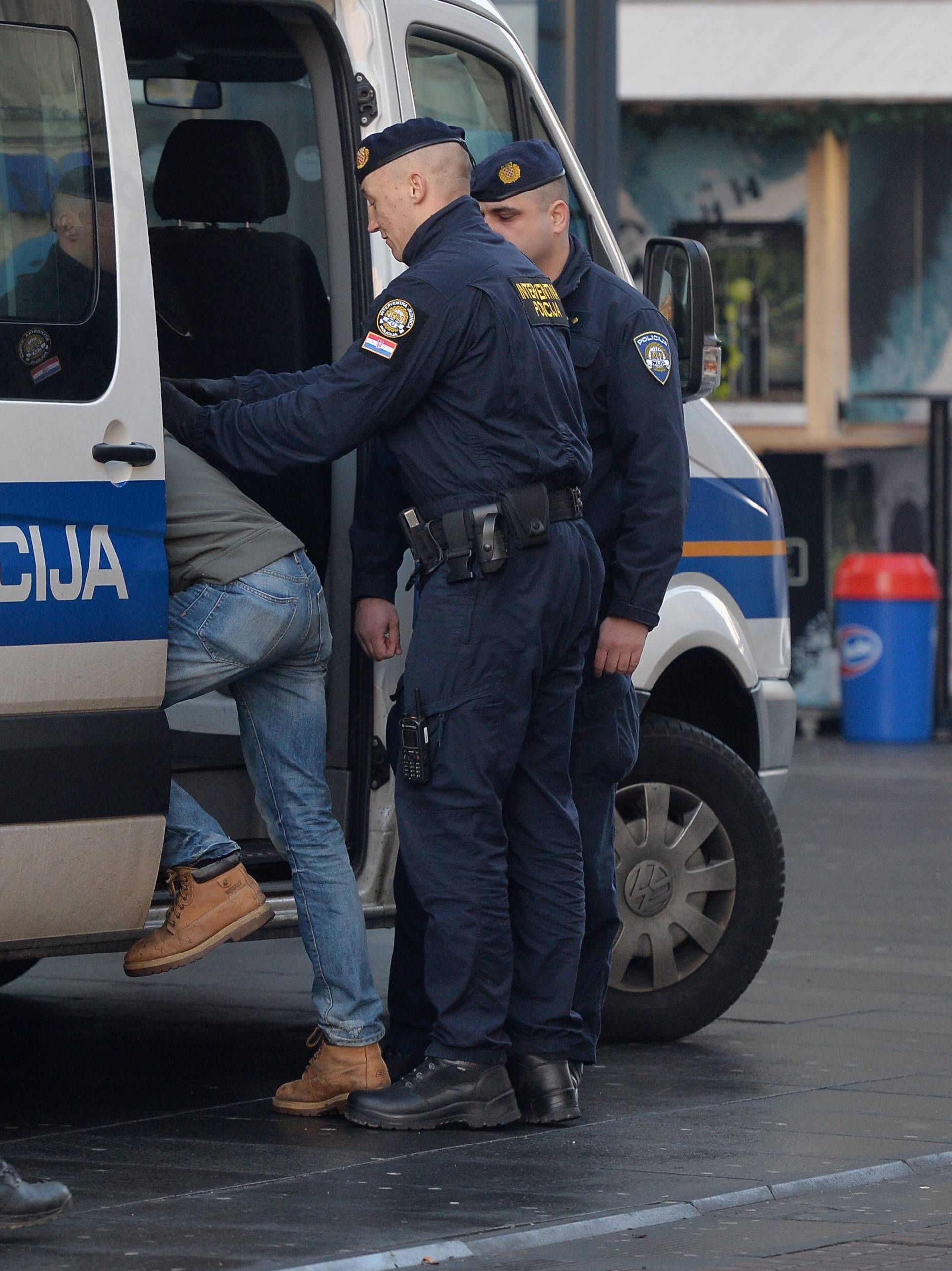 Trojica pijanih mladića divljala po Ilici, privela ih interventna