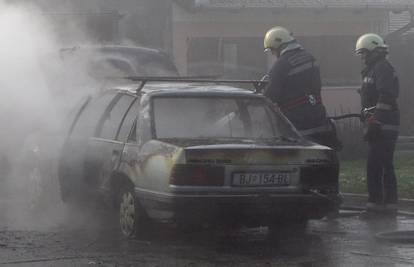 Planuo u garaži: Gorući auto su uspjeli izgurati na dvorište