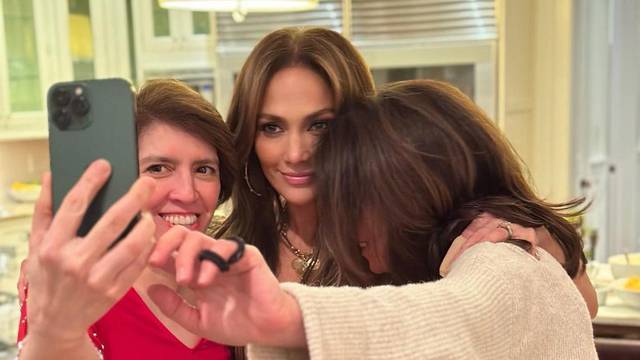 J.Lo pozirala sa sestrama koje rijetko kad vidimo u javnosti, obožavatelji van sebe: 'Wow'
