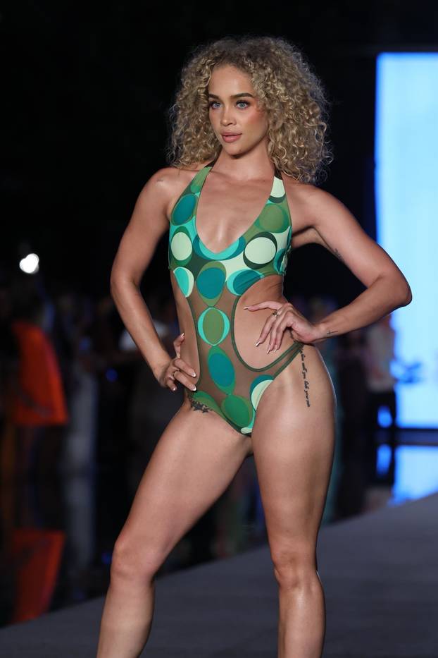 Livvy Dunne and Bethenny Frankel Sizzle on the SI Runway in Miami!