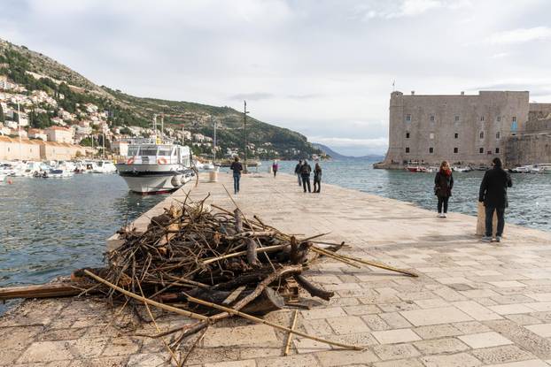 Dubrovnik: Čišćenje gradske plaže Banje od smeća i plastike nanesenih jugom