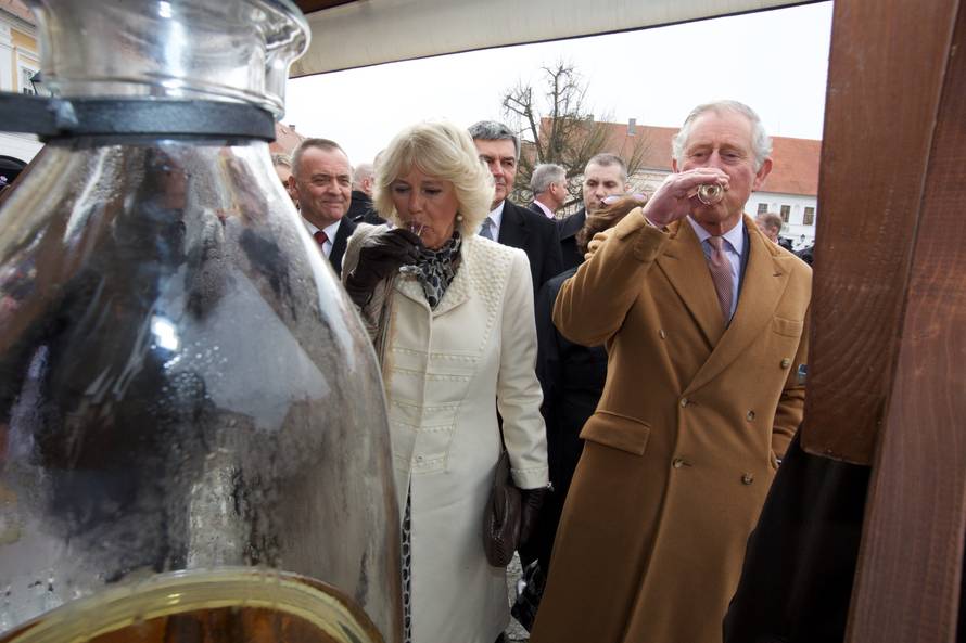 Charles i Camilla u Osijeku: Na trgu ih je dočekalo 2000 ljudi