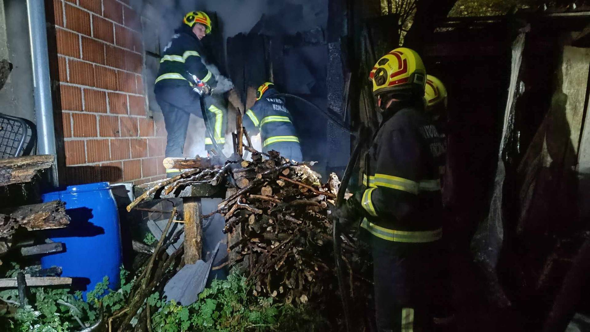 FOTO Buktinja u Zagorju: Auto i dva traktora izgorjeli u garaži, s vatrom se borilo 13 vatrogasaca