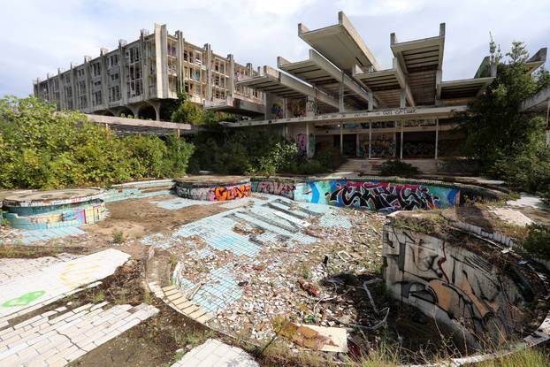 Malinska: Ruševine hotelskog naselja Haludovo