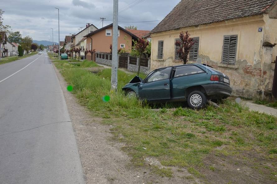 Pijan i bez vozačke sletio s ceste i zabio se u metalni stup