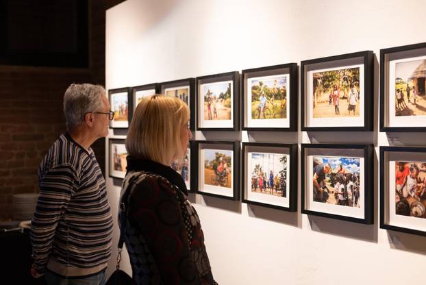 Osijek: Svečano otvorenje izložbe fotografija fotoreporterke Pixsella Emice Elveđi "Srce za Afriku"