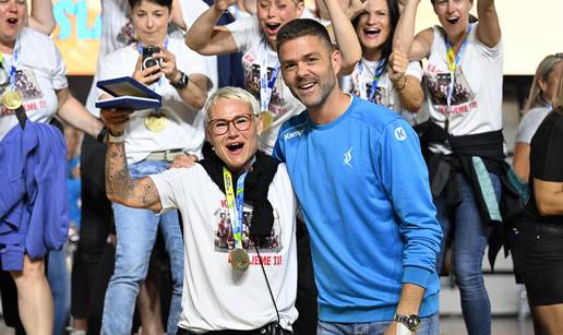 Iskrene emocije preplavile su omišku dvoranu. Drago Vuković podijelio je medalje i pehare...