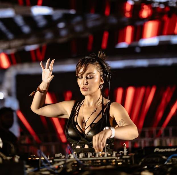 FOTO Prelijepa DJ-ica koja tvrdi da je bila liječnica obožava pokazivati tijelo u badiću