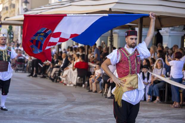 Vinkovci: Svečani mimohod sudionika 60. Vinkovačkih jeseni