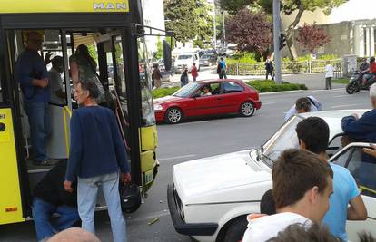 Oduzeo prednost autobusu, u sudaru lakše ozlijeđena žena